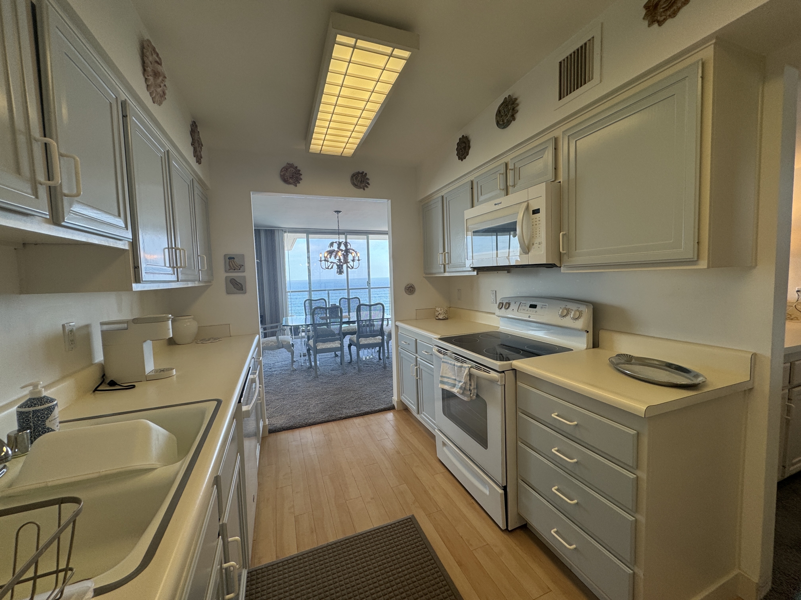 (#28057) Oceanfront Condo – Large Two Bedroom