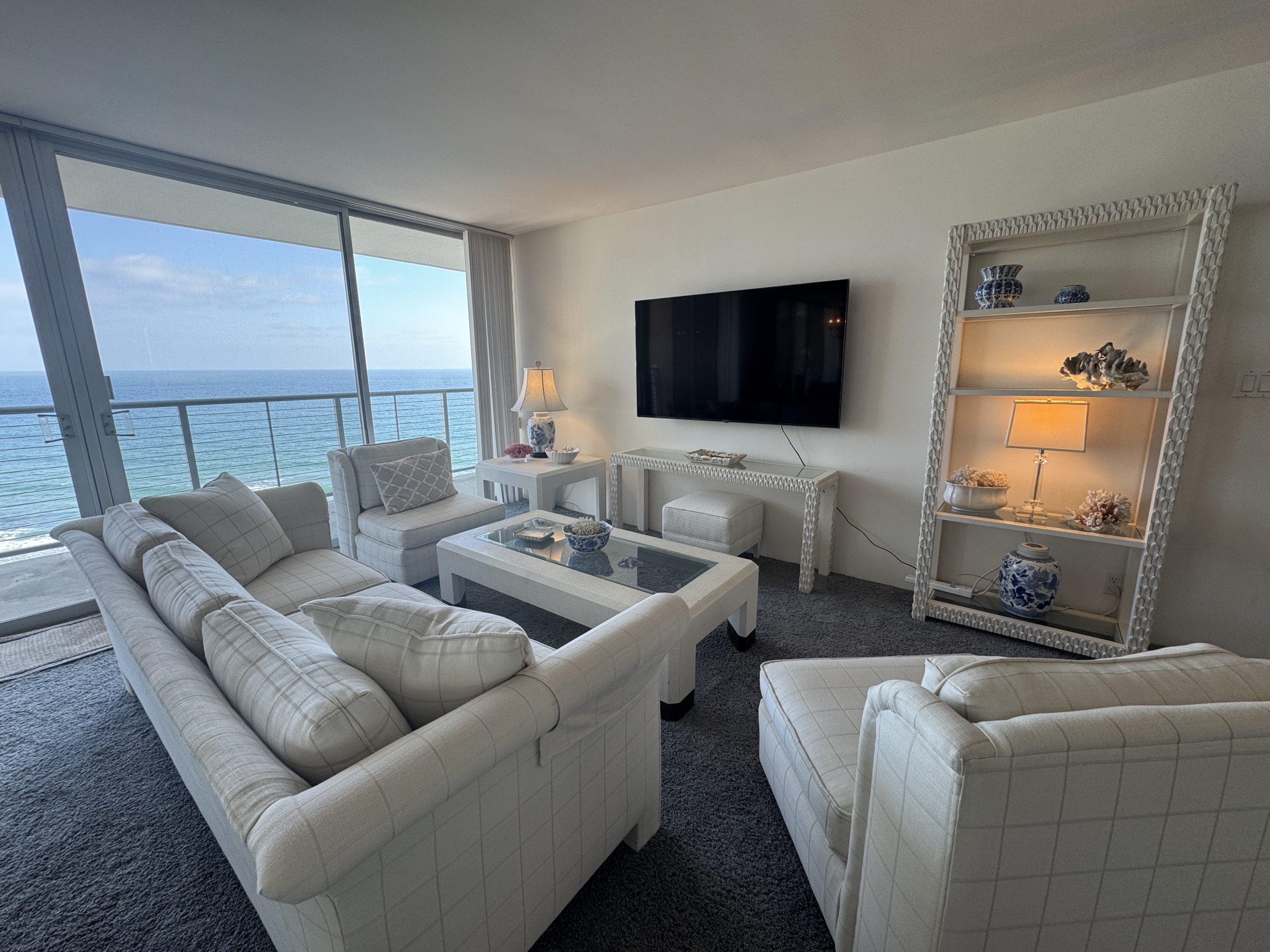 (#28057) Oceanfront Condo – Large Two Bedroom