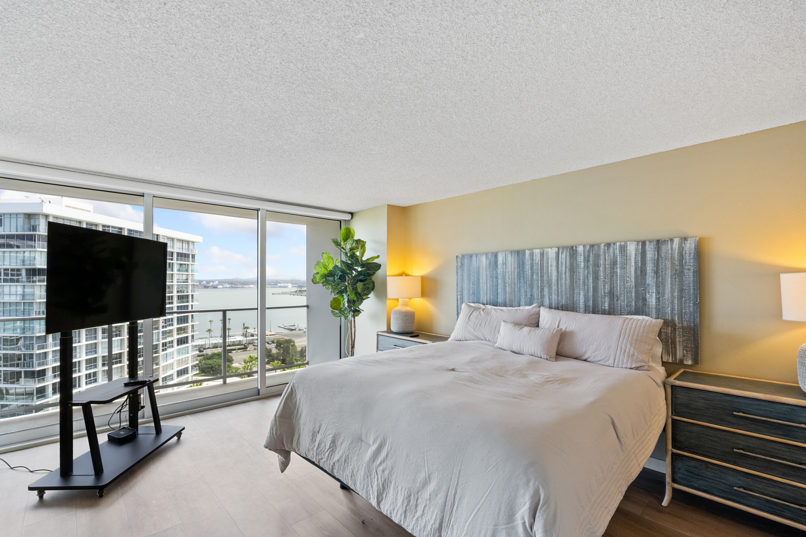(#314018) Two Bedroom Bay and City Views
