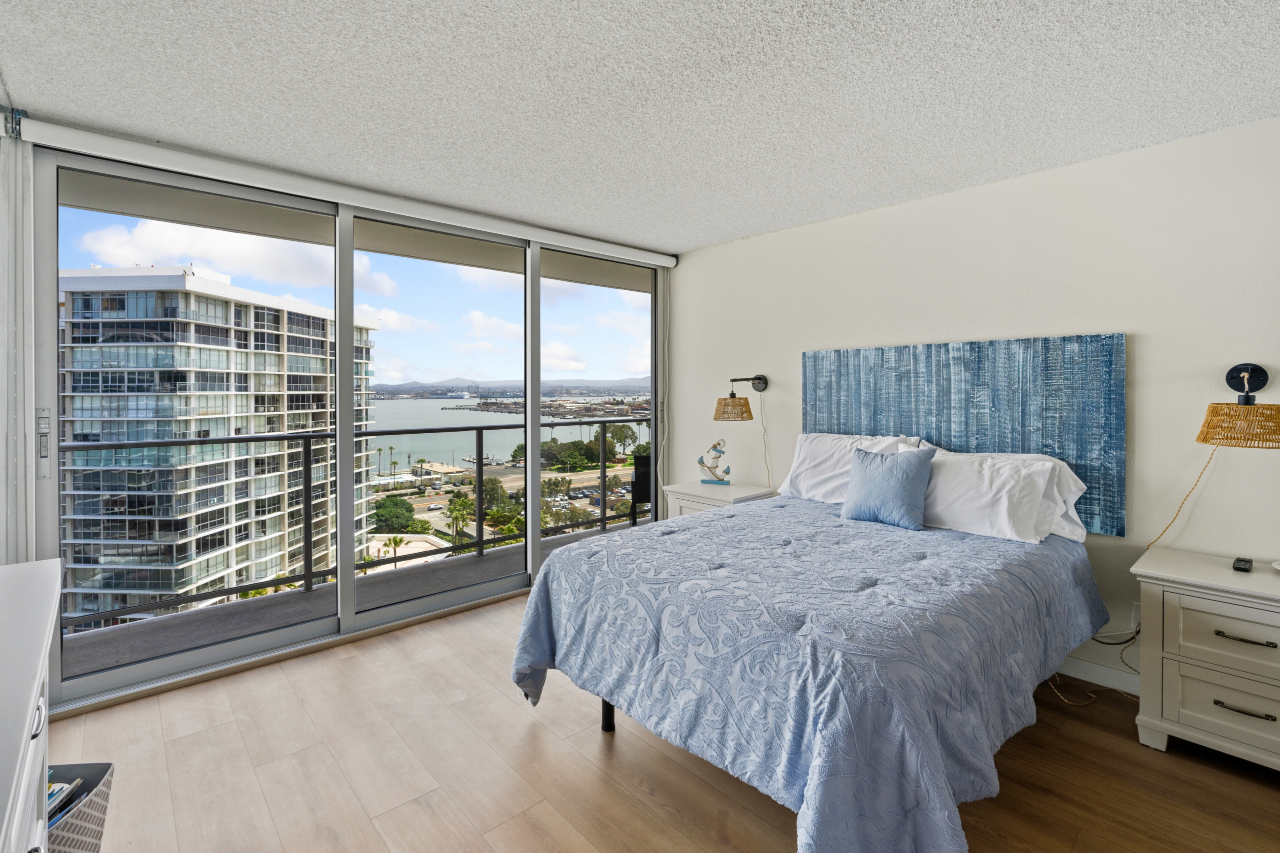 (#314018) Two Bedroom Bay and City Views